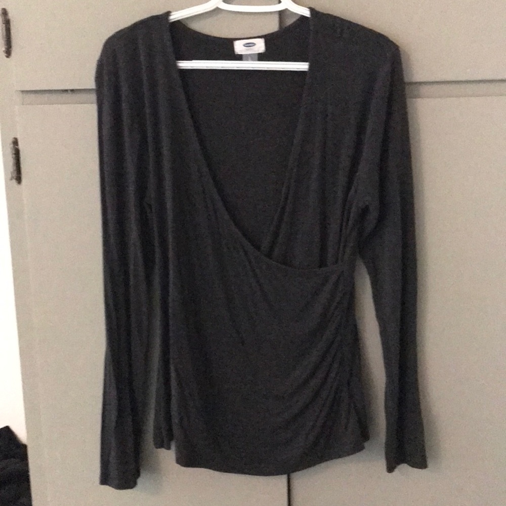 Cute stretchy long sleeved gray top
